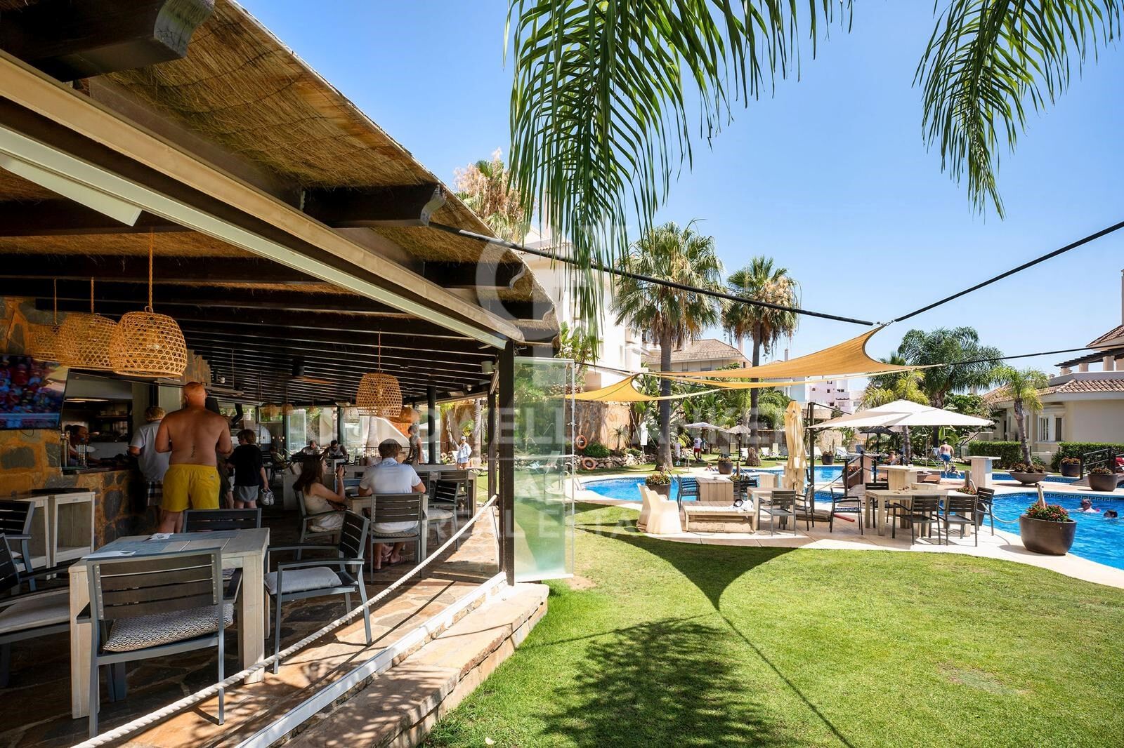 Dúplex elegante de 4 dormitorios con vistas al mar en Aloha Hill Club, Nueva Andalucía