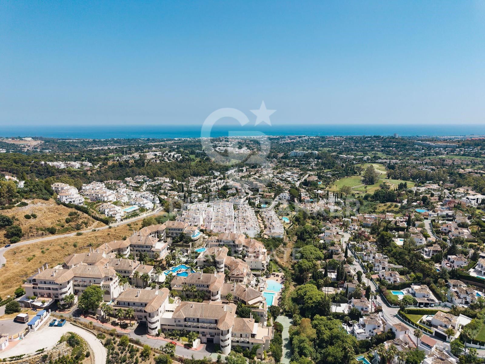 Elegantes 4-Schlafzimmer-Duplex mit Meerblick im Aloha Hill Club, Nueva Andalucía