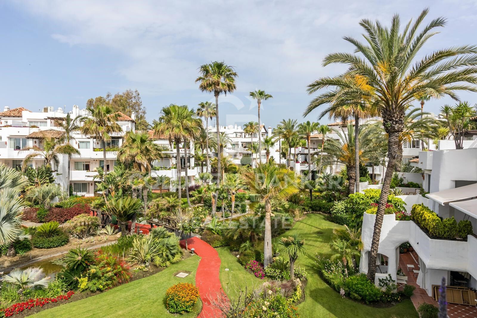 Ático dúplex contemporáneo con vistas al mar en Puerto Banús, Marbella