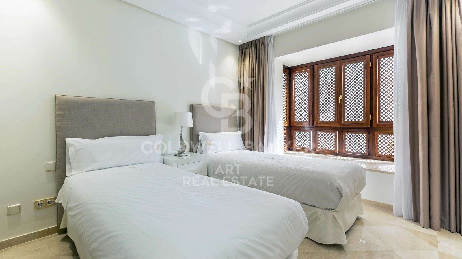 Zeitgemäßes Strand-Penthouse mit Meerblick in Puerto Banús, Marbella