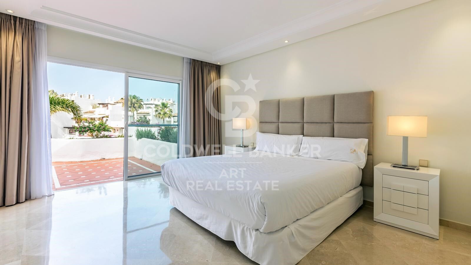 Zeitgemäßes Strand-Penthouse mit Meerblick in Puerto Banús, Marbella