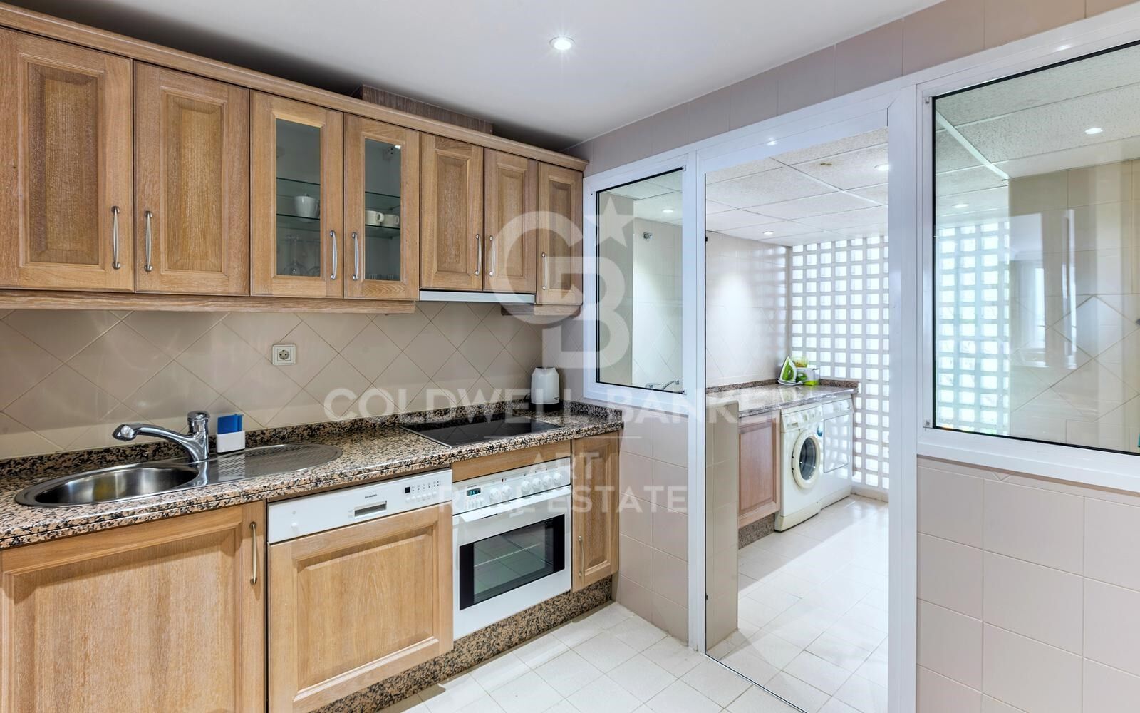 Ático dúplex contemporáneo con vistas al mar en Puerto Banús, Marbella