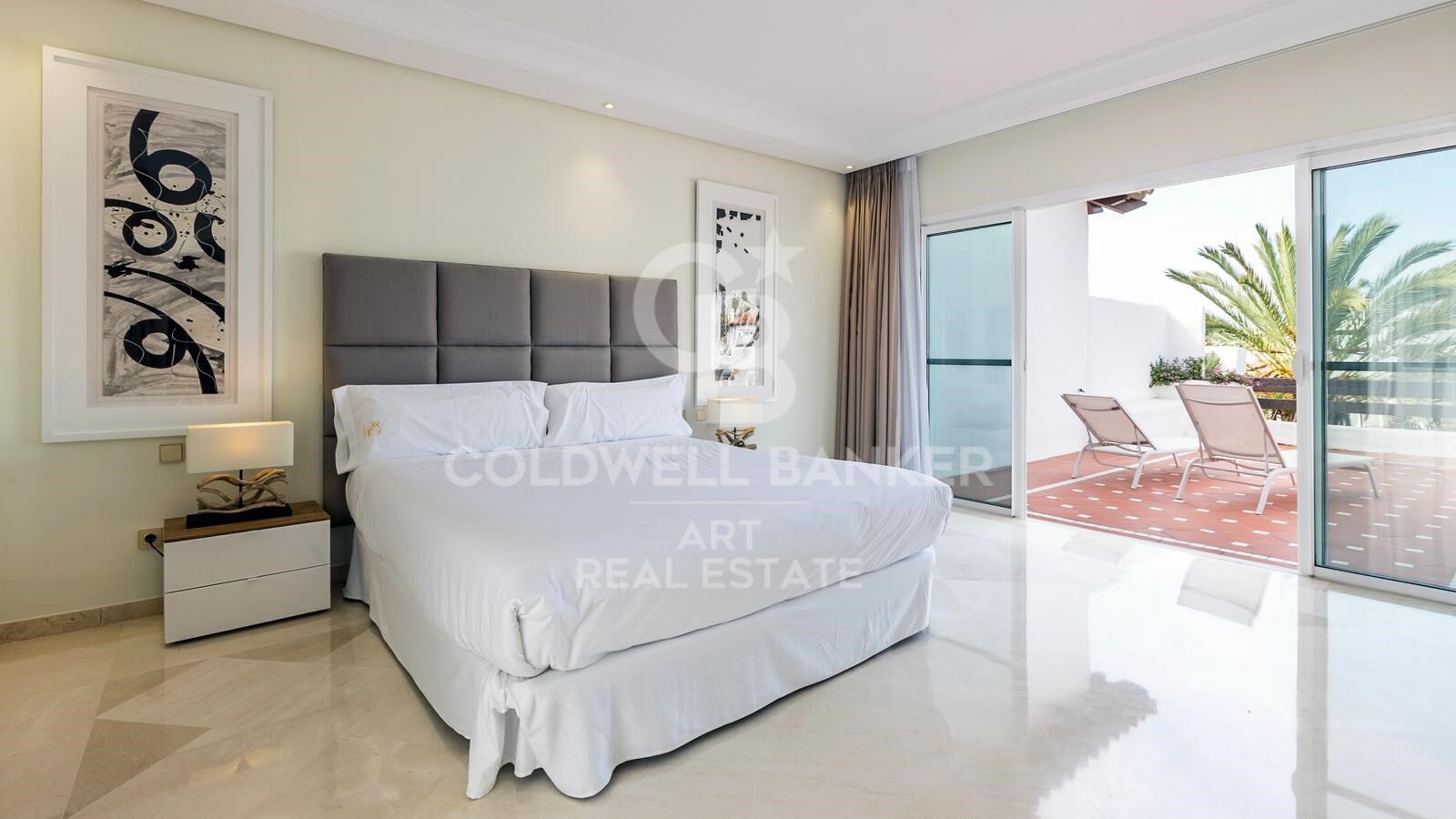 Ático dúplex contemporáneo con vistas al mar en Puerto Banús, Marbella