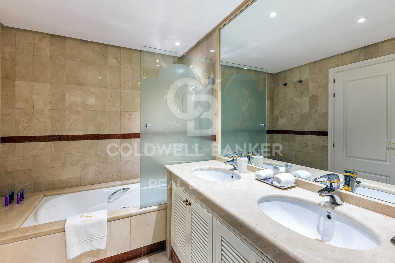 Ático dúplex contemporáneo con vistas al mar en Puerto Banús, Marbella