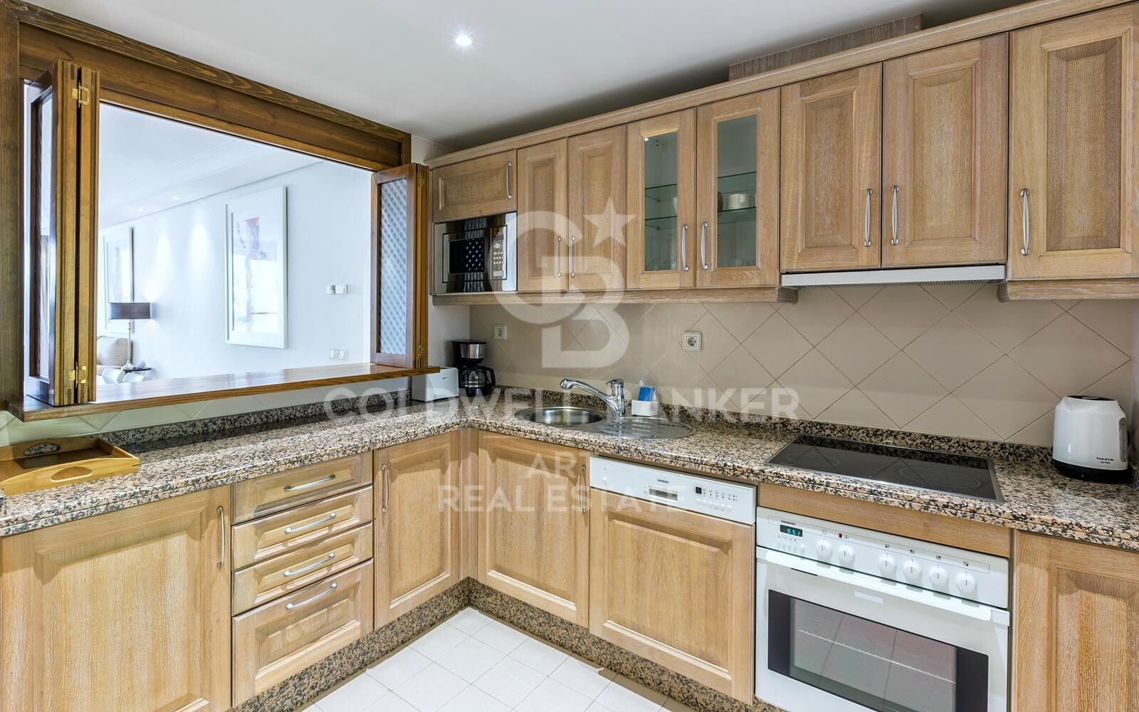 Zeitgemäßes Strand-Penthouse mit Meerblick in Puerto Banús, Marbella