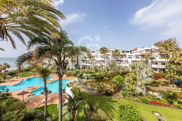Zeitgemäßes Strand-Penthouse mit Meerblick in Puerto Banús, Marbella