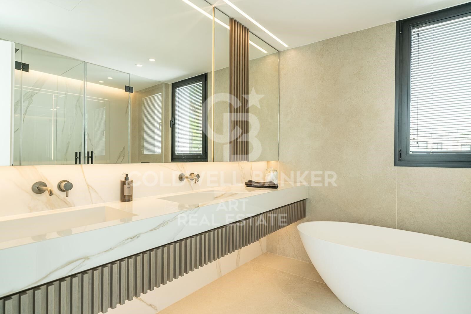 Stylish family villa in prime Nueva Andalucía location