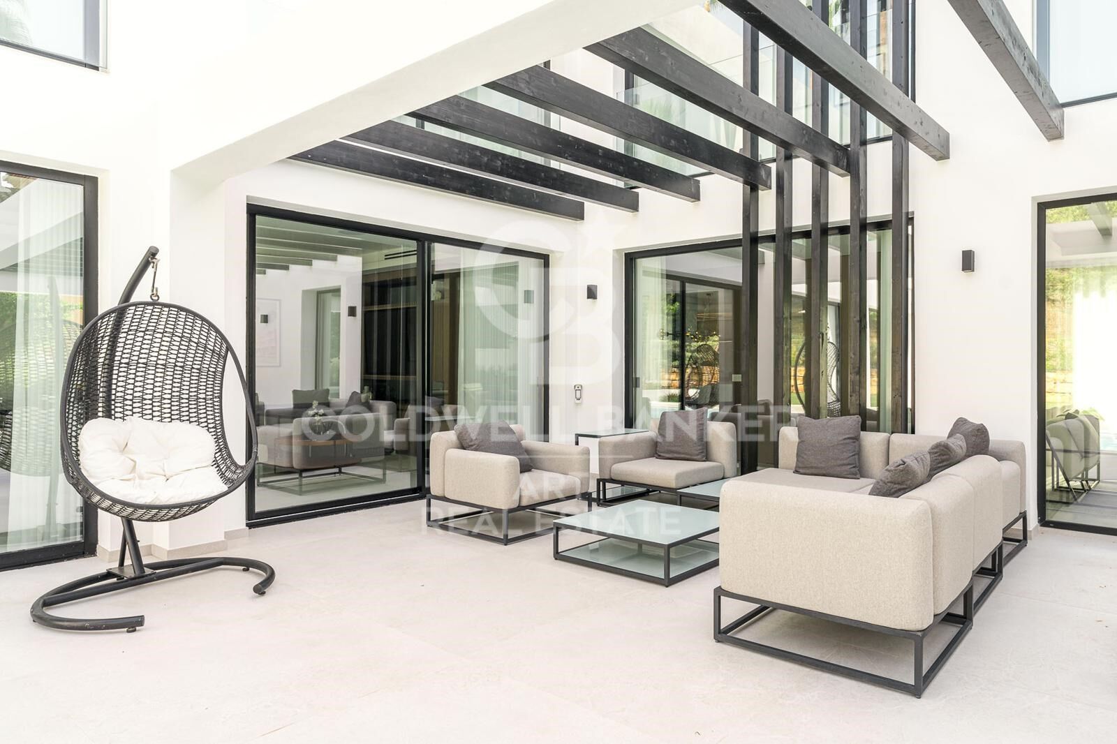 Stylish family villa in prime Nueva Andalucía location