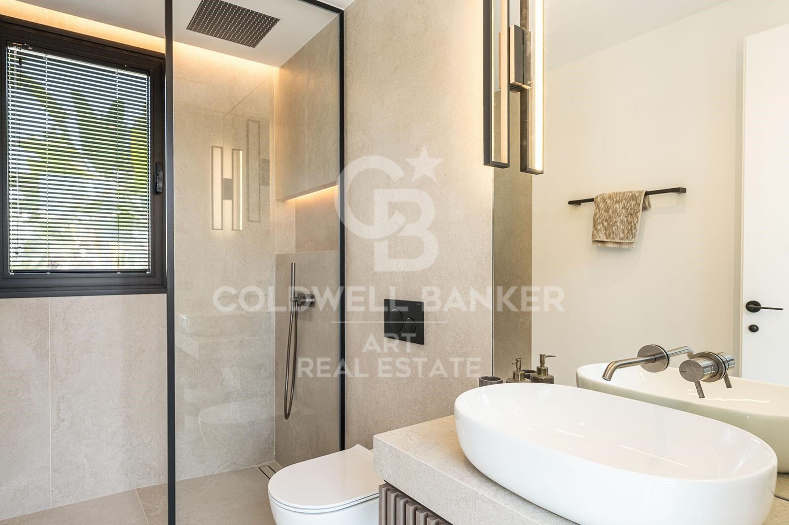 Stylish family villa in prime Nueva Andalucía location