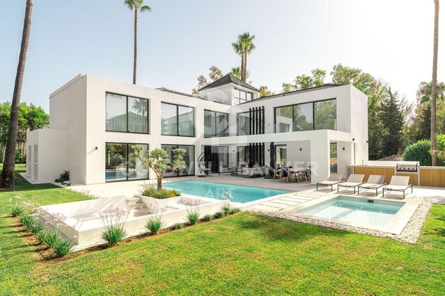 Stylish family villa in prime Nueva Andalucía location