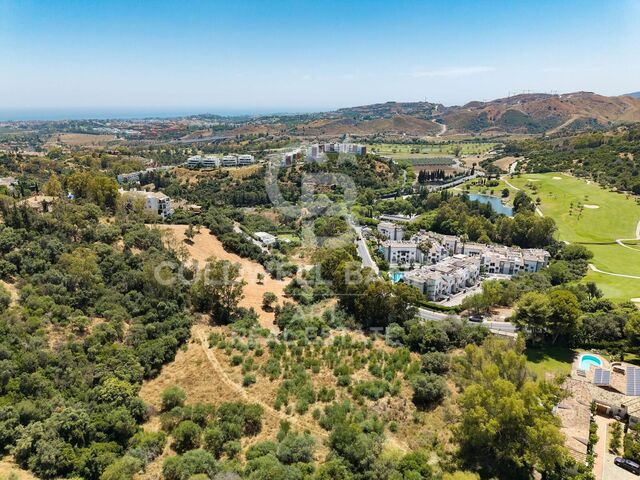 Elevated plot with panoramic sea & mountain views in Puerto de Los Almendros, Benahavís