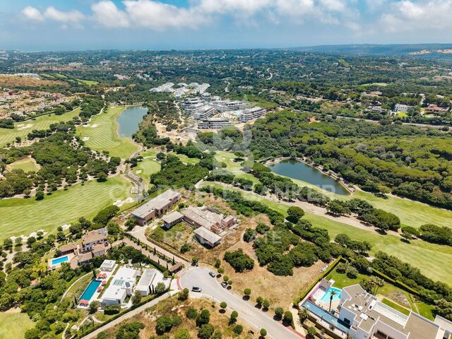 Prime plot in La Reserva de Sotogrande with breathtaking sea & golf views