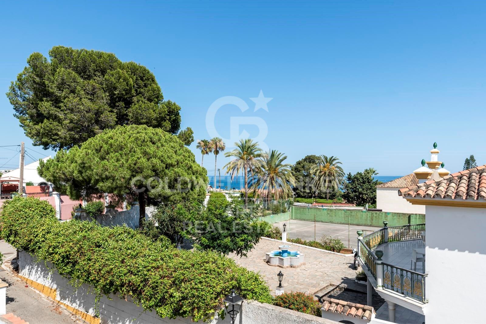 Villa espaciosa con vistas al mar y a la montaña en Estepona