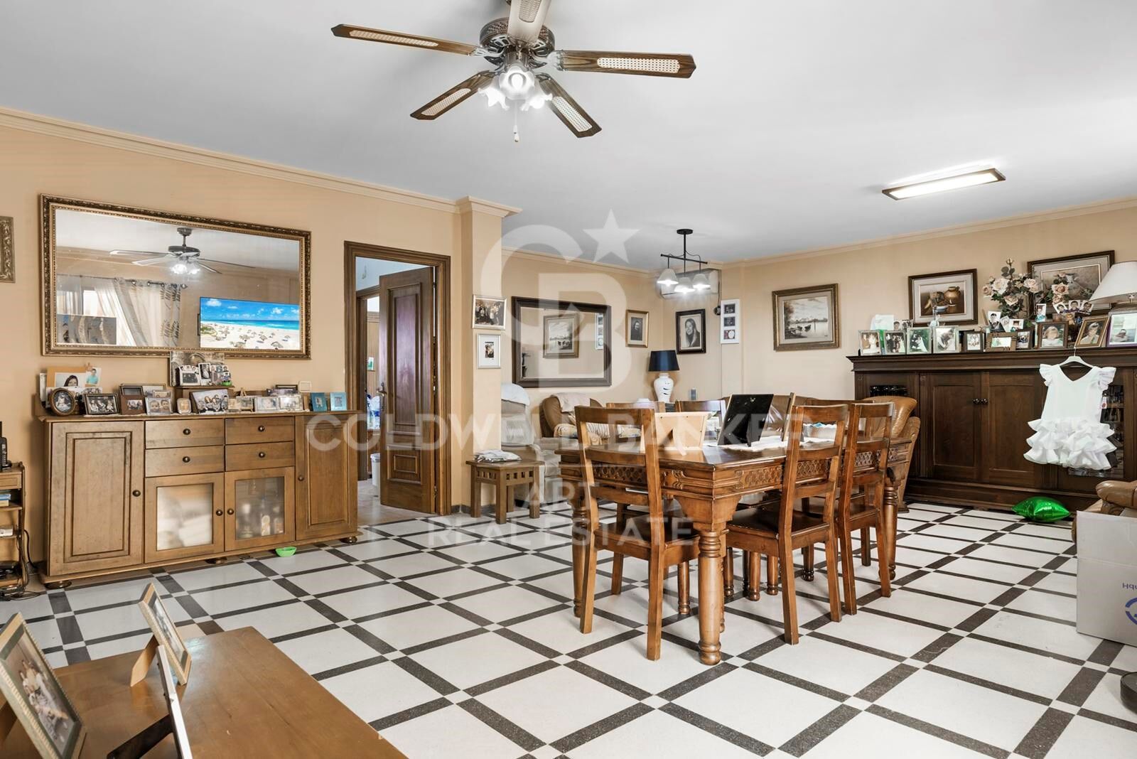 Villa espaciosa con vistas al mar y a la montaña en Estepona