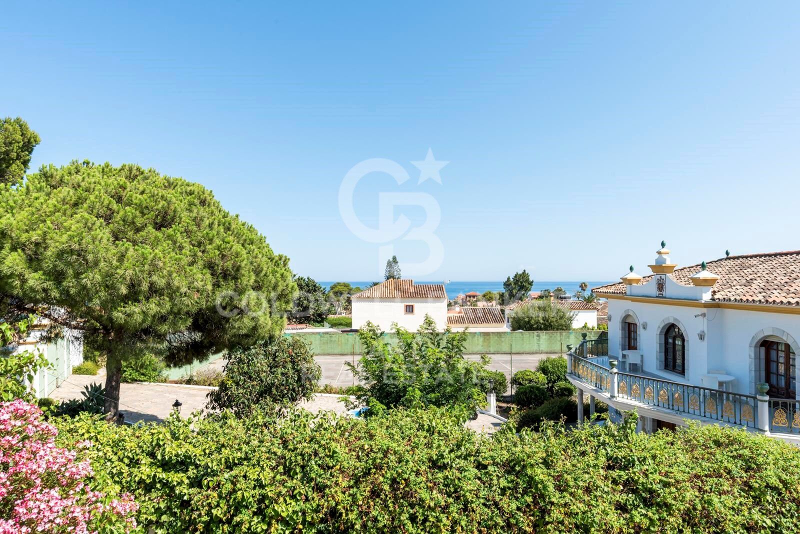 Villa espaciosa con vistas al mar y a la montaña en Estepona