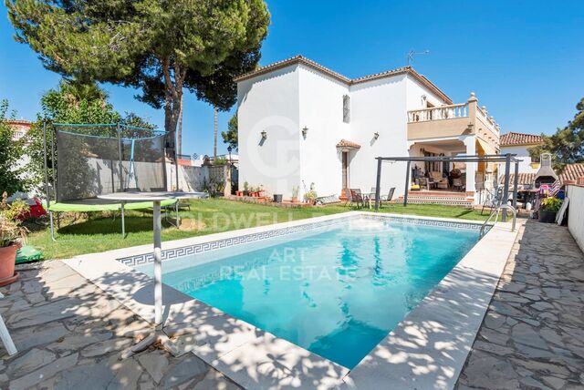 Spacious villa with stunning views in Estepona