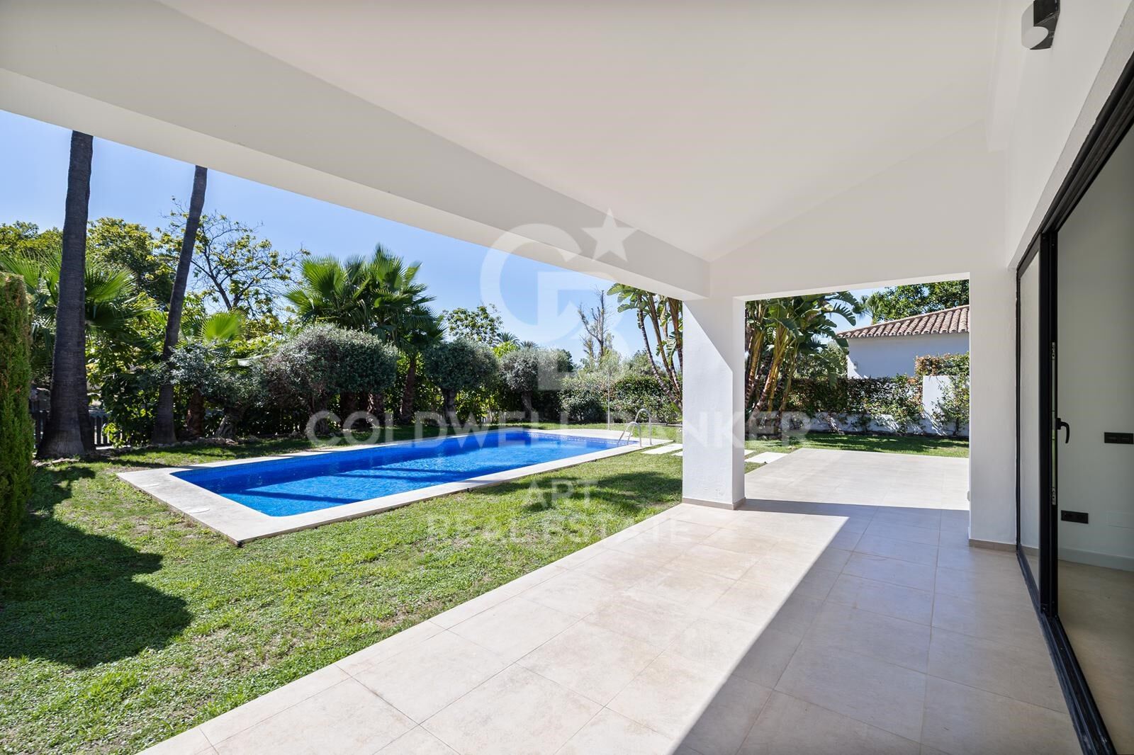 Villa mediterránea moderna con piscina y jardín, Linda Vista, San Pedro Alcántara