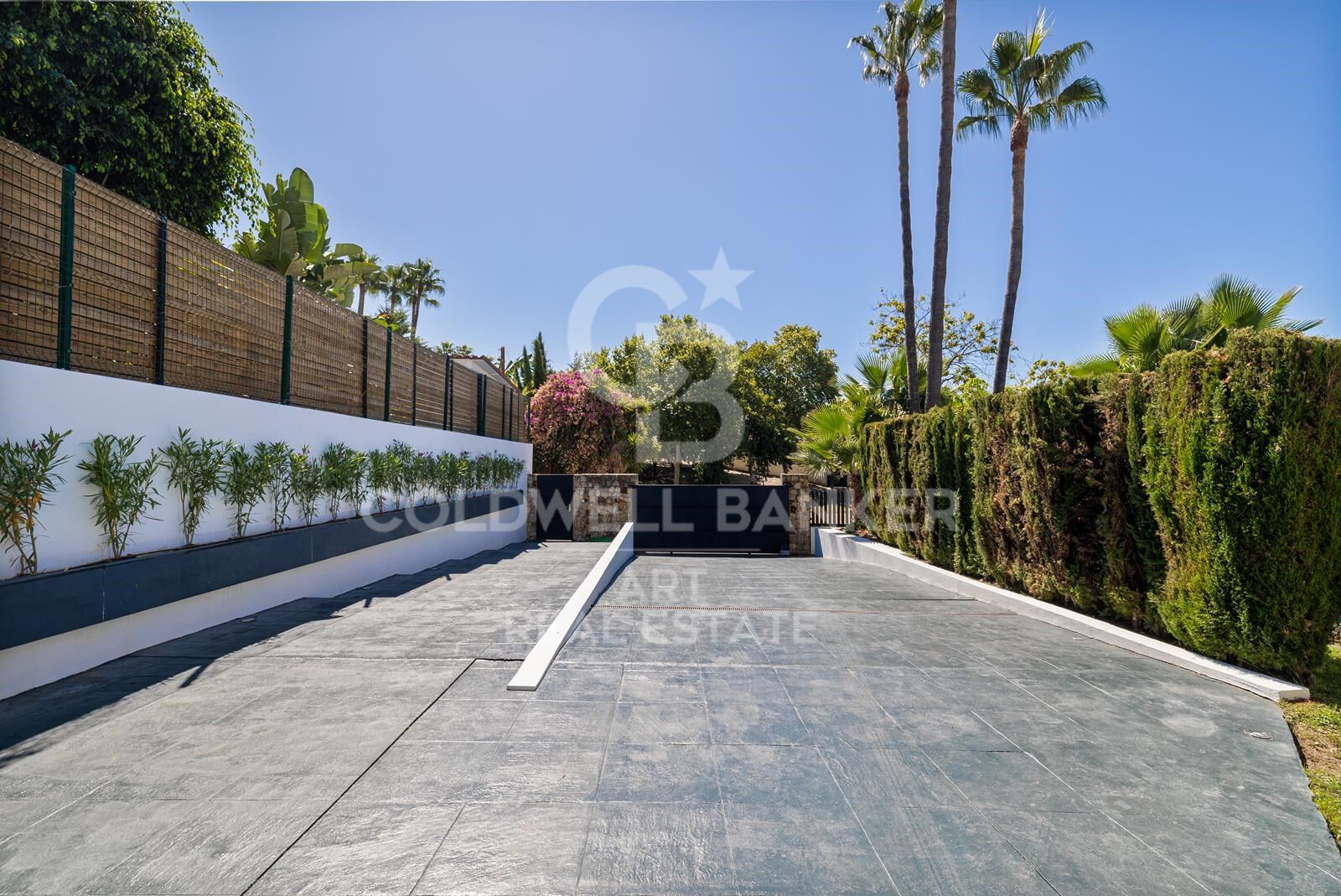 Villa mediterránea moderna con piscina y jardín, Linda Vista, San Pedro Alcántara