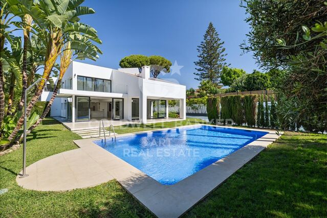 Villa mediterránea moderna con piscina y jardín, Linda Vista, San Pedro Alcántara