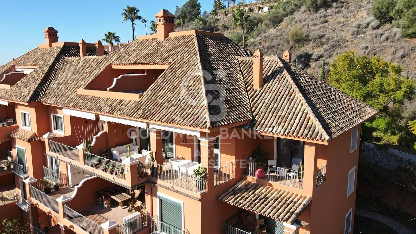 Spacious penthouse with panoramic sea views in Monte Halcones, Benahavís