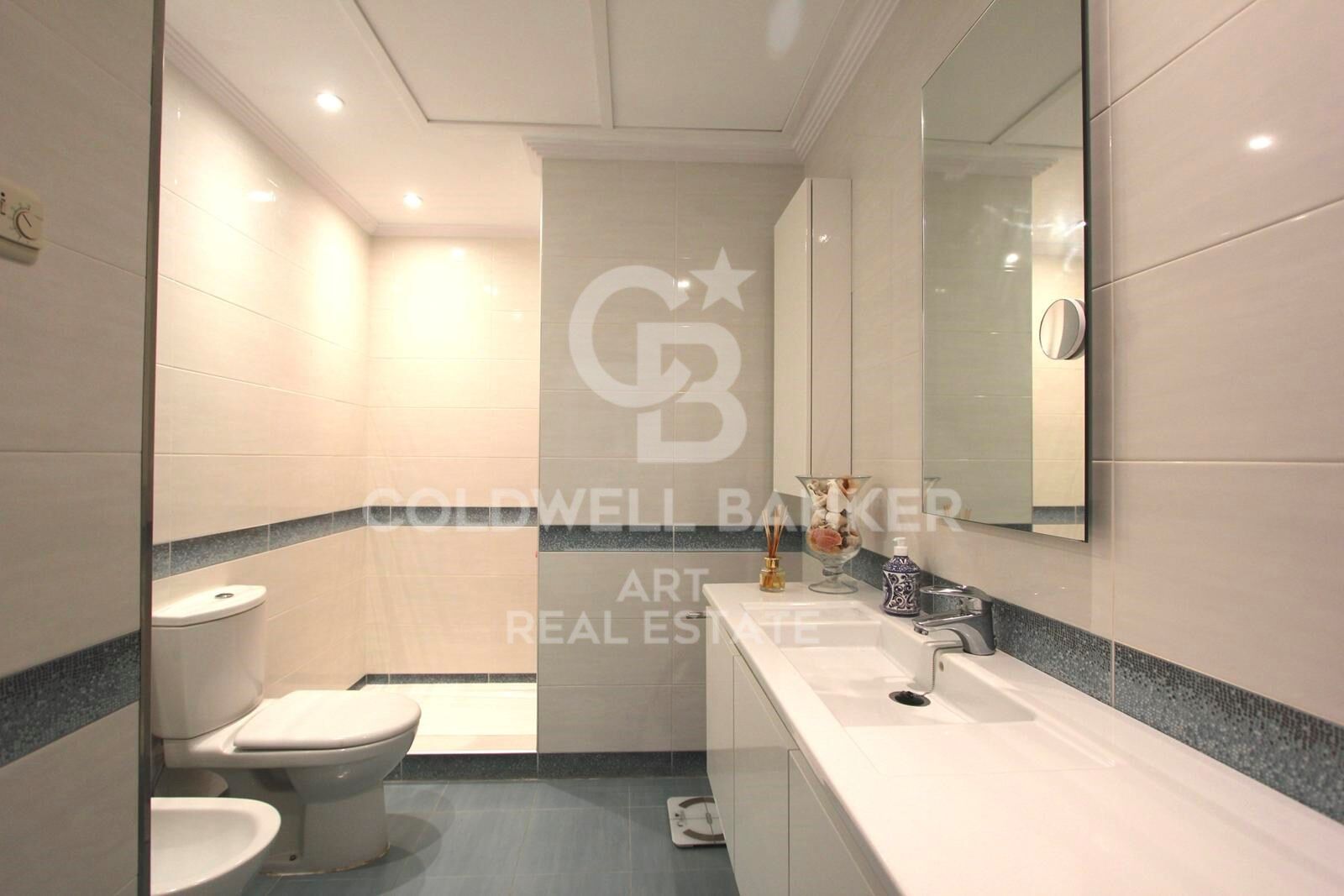 Spacious penthouse with panoramic sea views in Monte Halcones, Benahavís