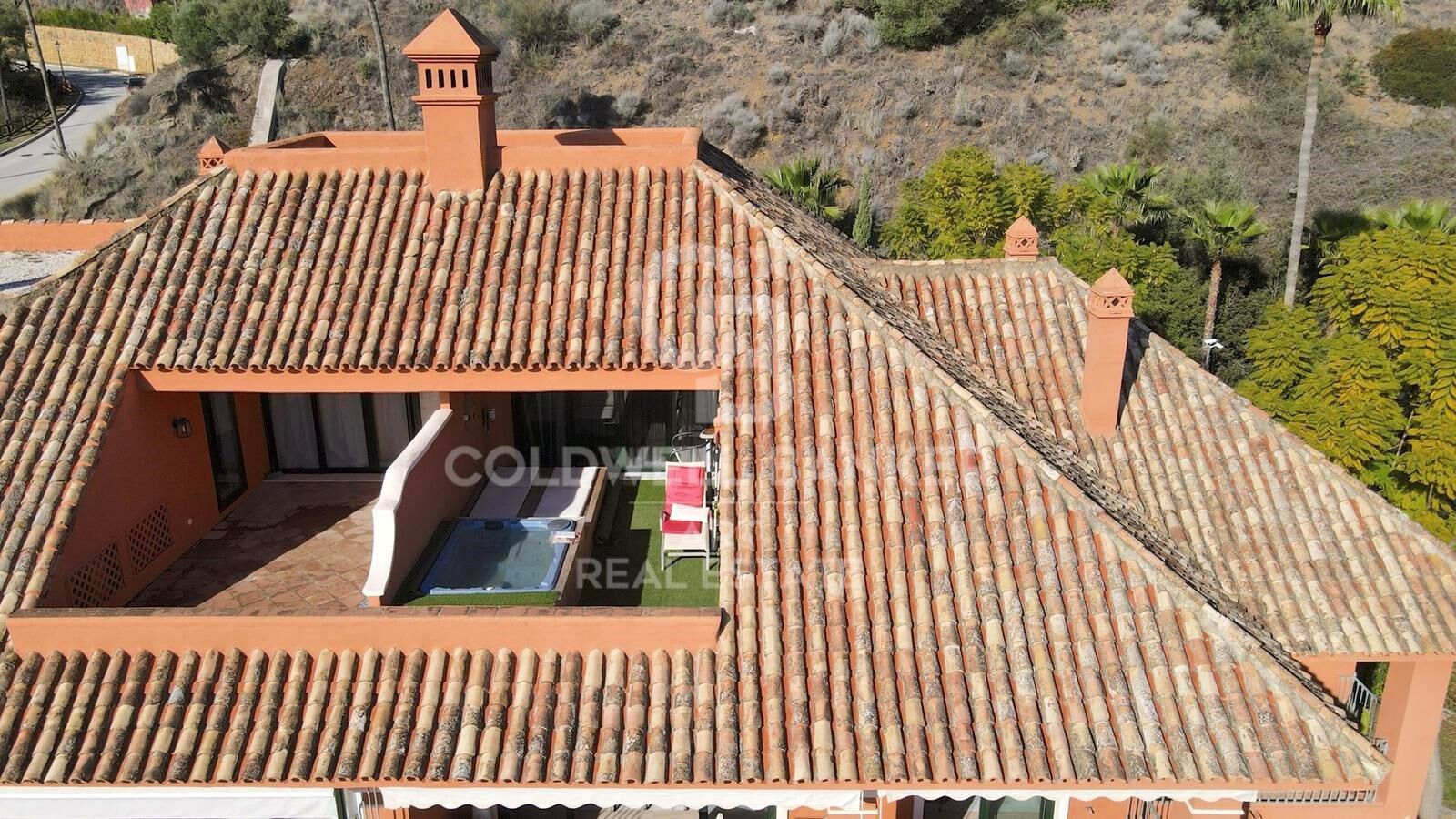 Spacious penthouse with panoramic sea views in Monte Halcones, Benahavís