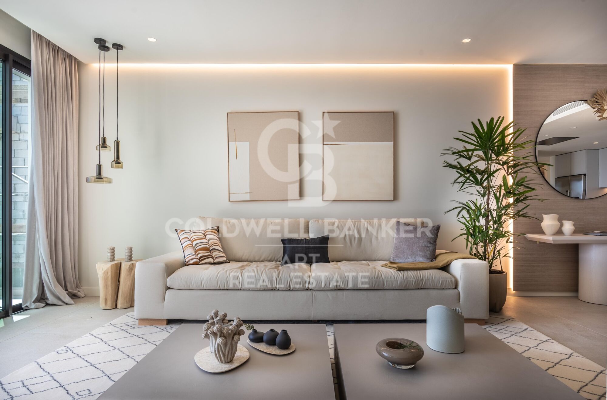 New luxury apartments and penthouses near the sea in Estepona