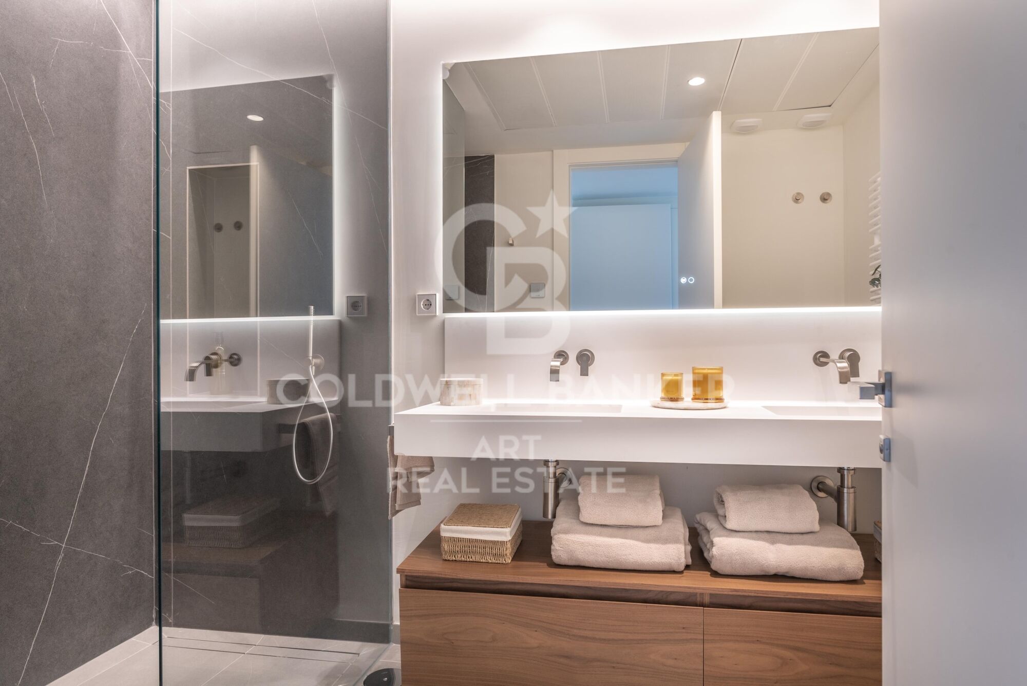 Neue luxuriöse Apartments und Penthäuser in der Nähe des Meeres in Estepona