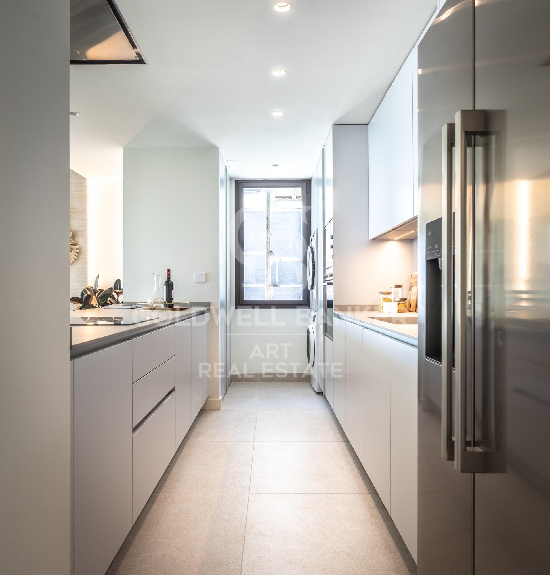 New luxury apartments and penthouses near the sea in Estepona