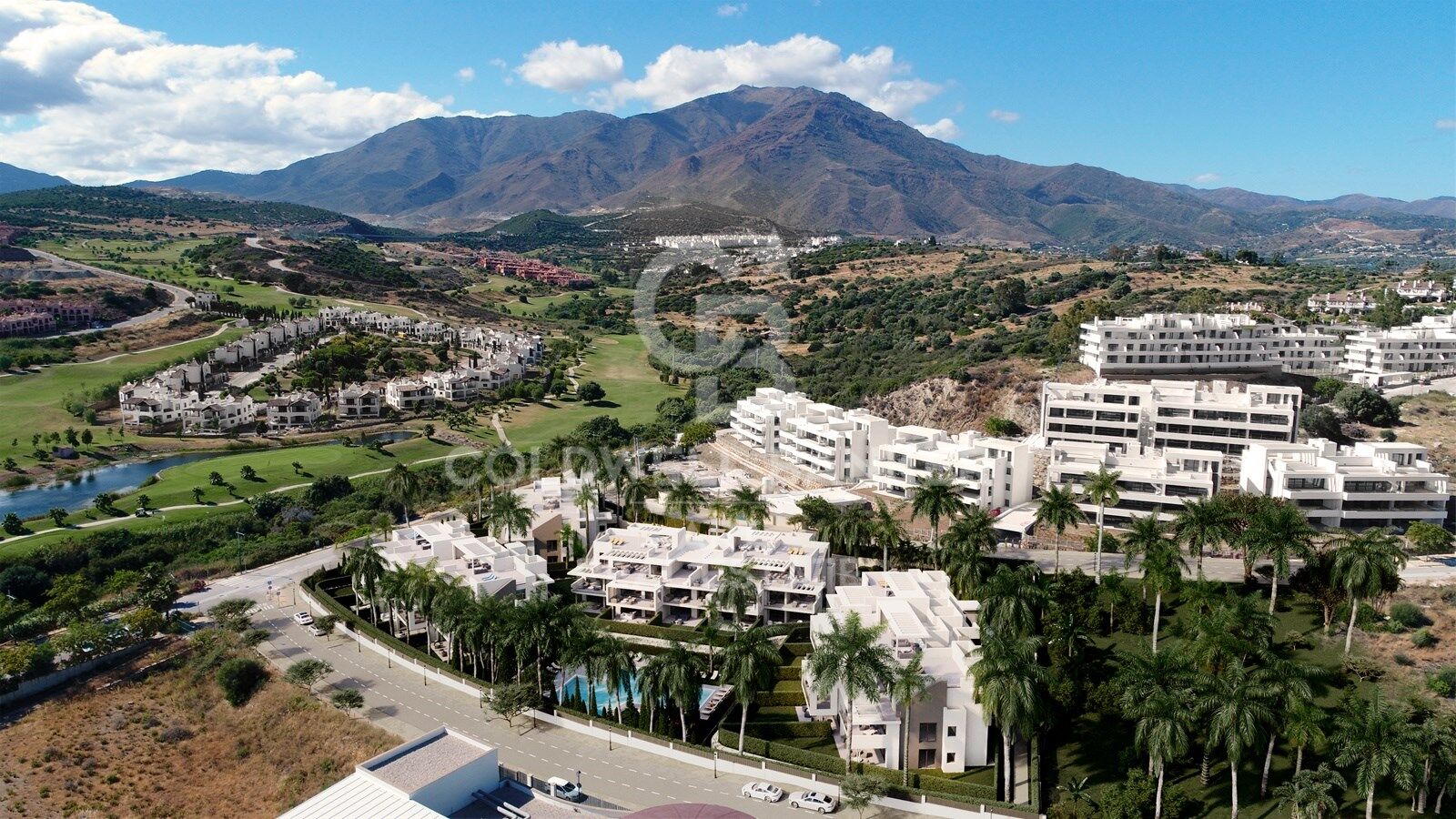 Apartamentos y áticos de 2 y 3 dormitorios con vistas en Estepona