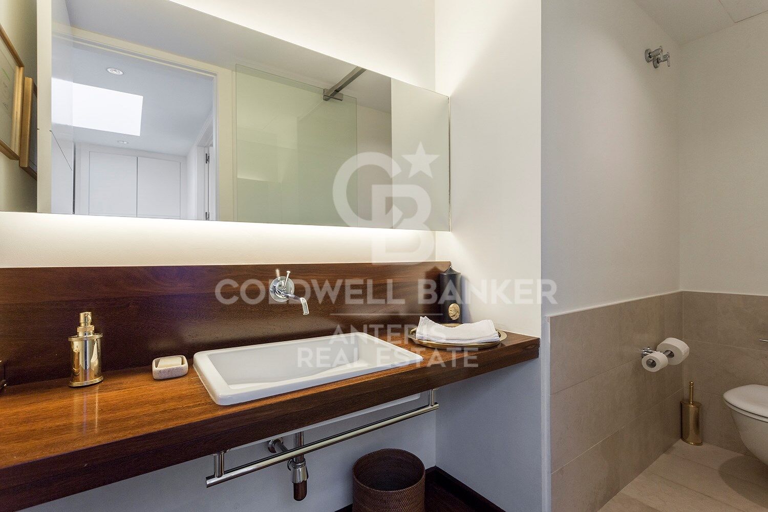 Espectacular casa moderna con fantásticas vistas panorámicas de la ciudad.