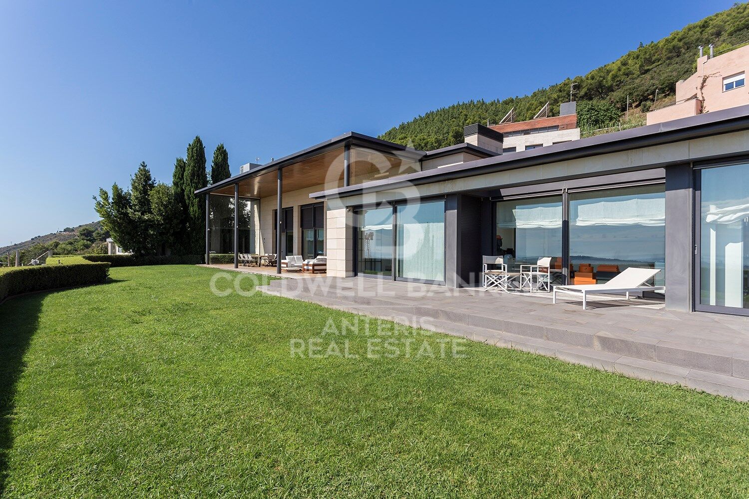 Espectacular casa moderna con fantásticas vistas panorámicas de la ciudad.