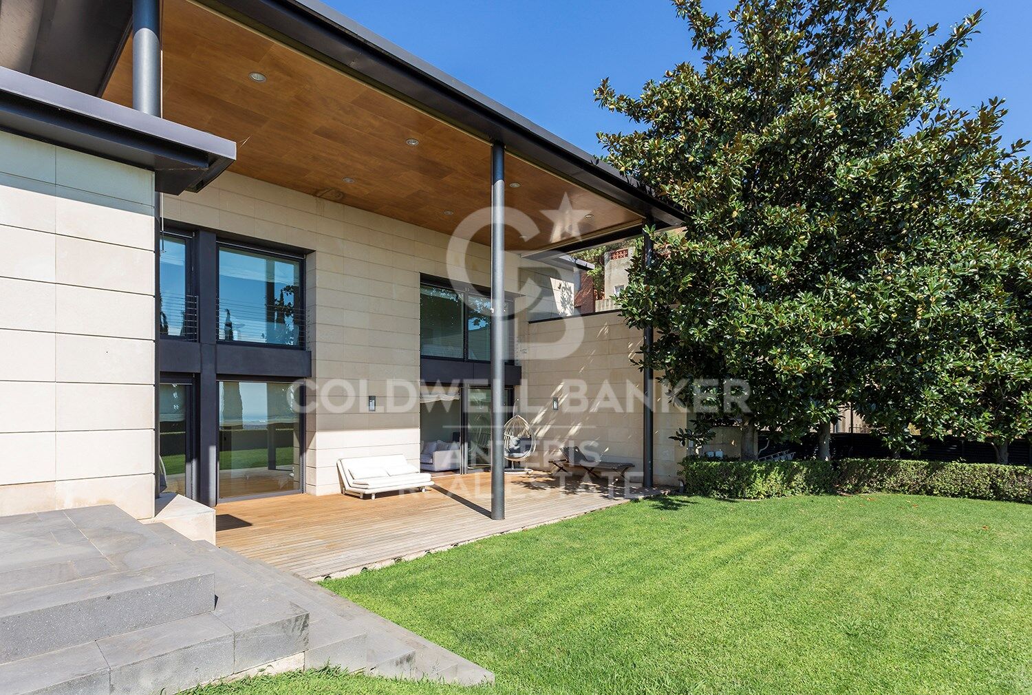 Stunning modern house with breathtaking panoramic views of the city