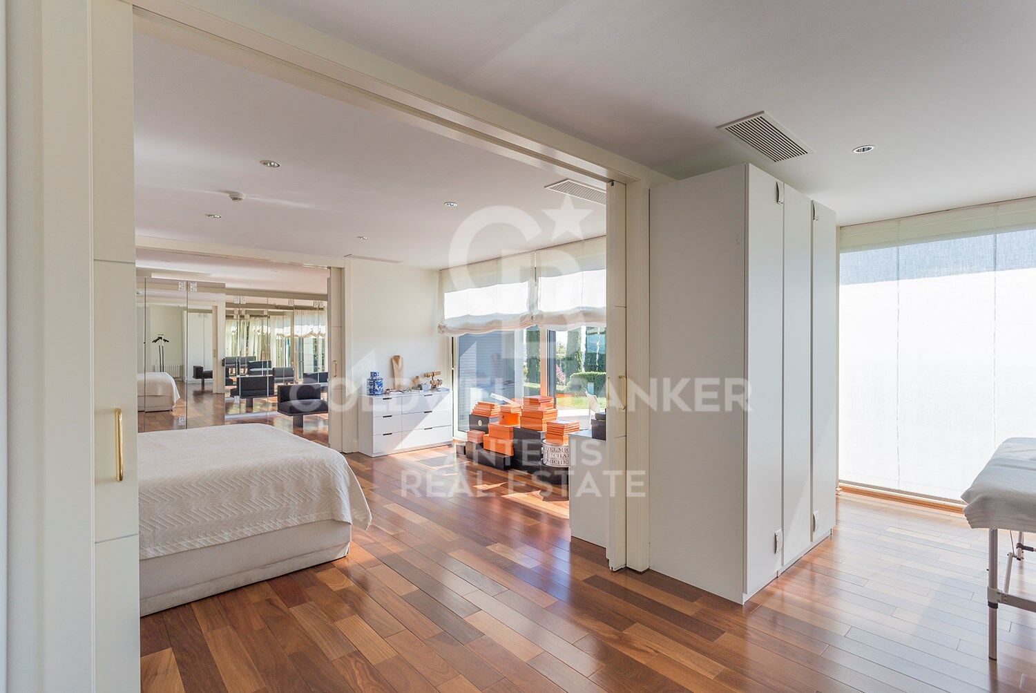 Espectacular casa moderna con fantásticas vistas panorámicas de la ciudad.