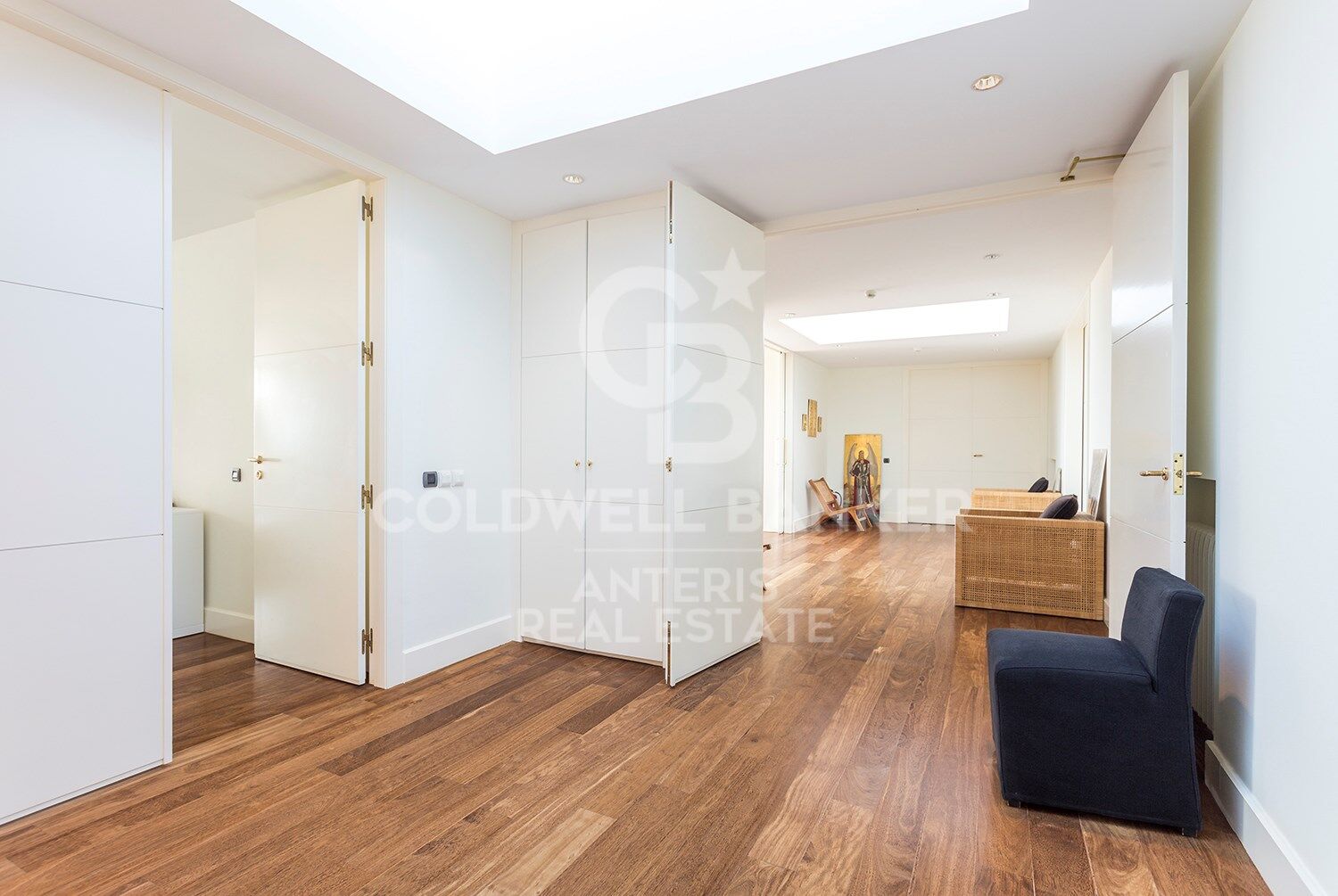 Stunning modern house with breathtaking panoramic views of the city