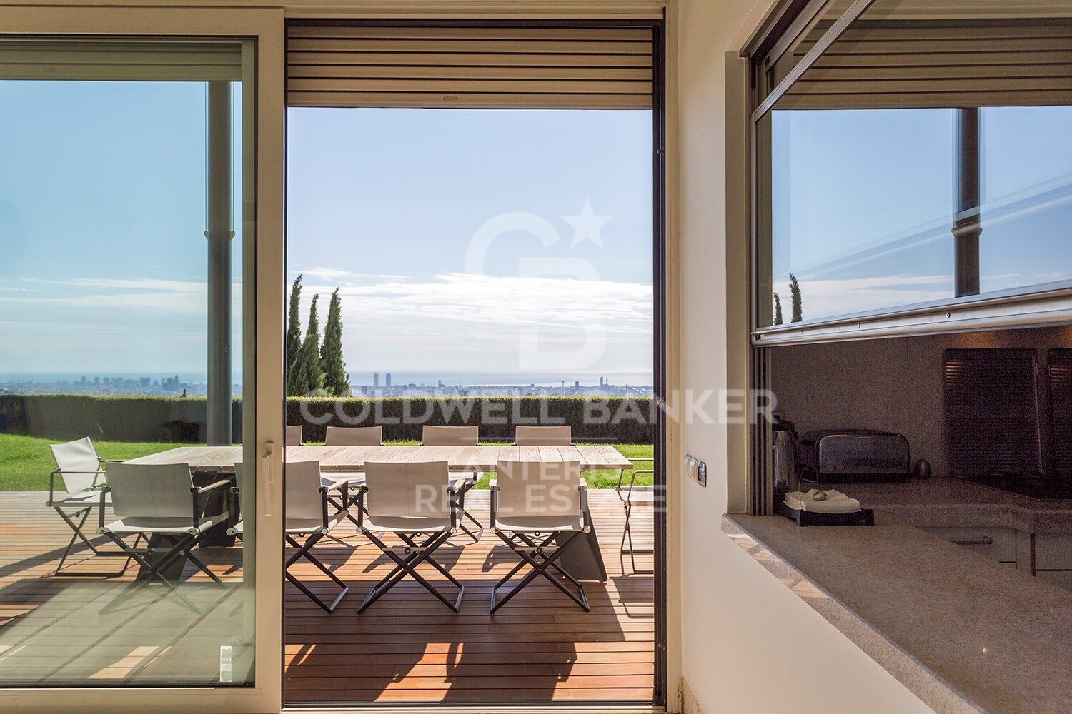 Espectacular casa moderna con fantásticas vistas panorámicas de la ciudad.