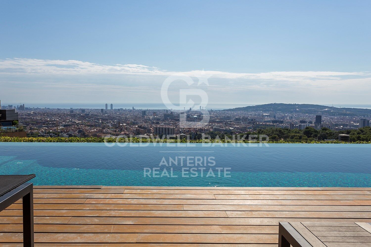 Espectacular casa moderna con fantásticas vistas panorámicas de la ciudad.