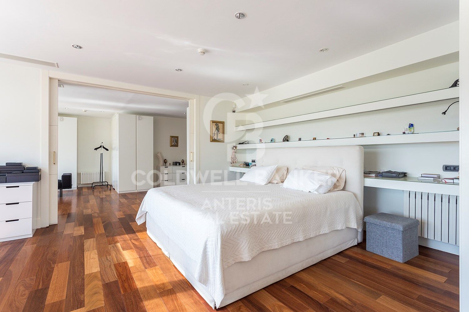 Stunning modern house with breathtaking panoramic views of the city
