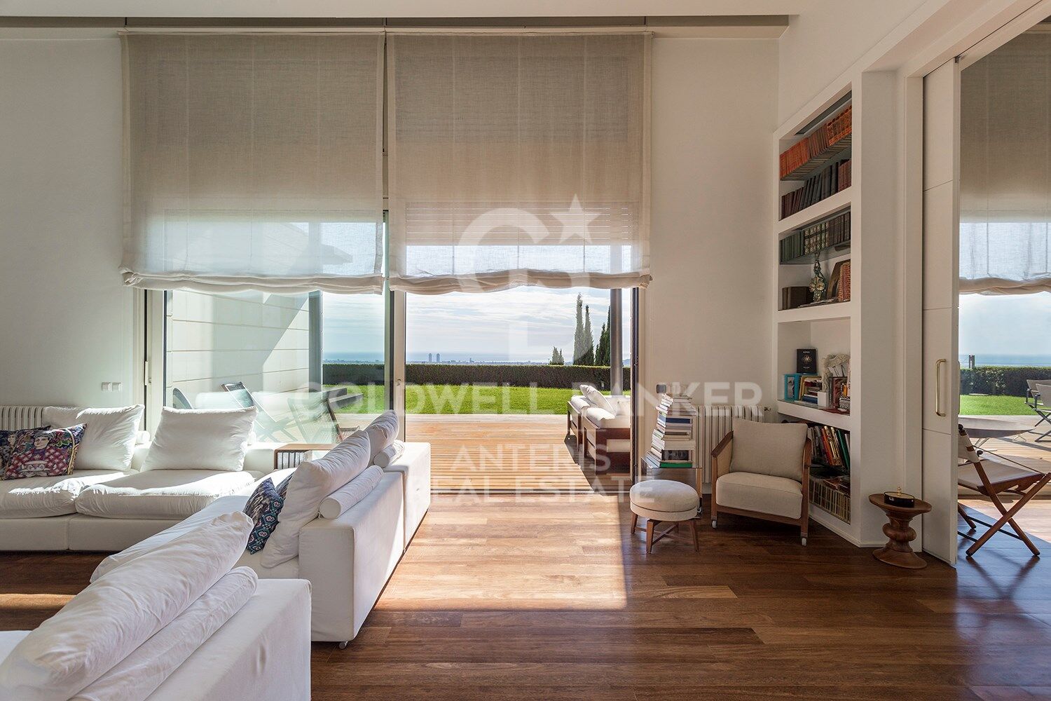 Espectacular casa moderna con fantásticas vistas panorámicas de la ciudad.