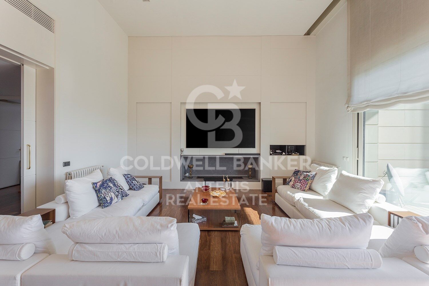 Stunning modern house with breathtaking panoramic views of the city