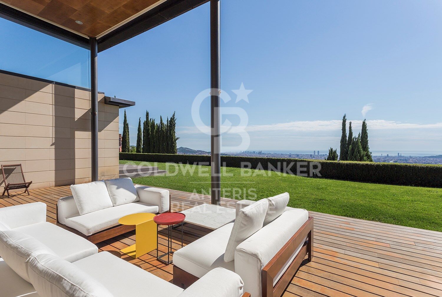 Stunning modern house with breathtaking panoramic views of the city