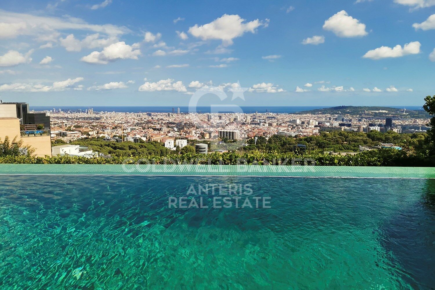 Espectacular casa moderna con fantásticas vistas panorámicas de la ciudad.