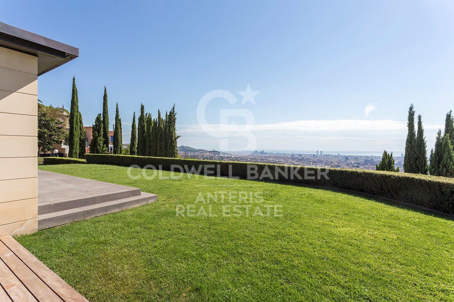 Espectacular casa moderna con fantásticas vistas panorámicas de la ciudad.