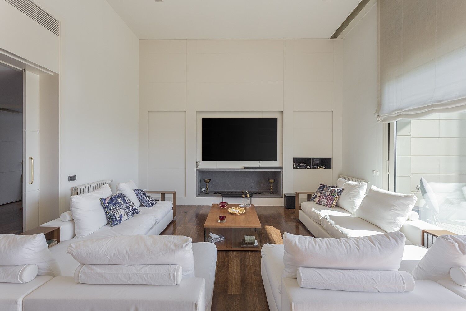 Stunning modern house with breathtaking panoramic views of the city