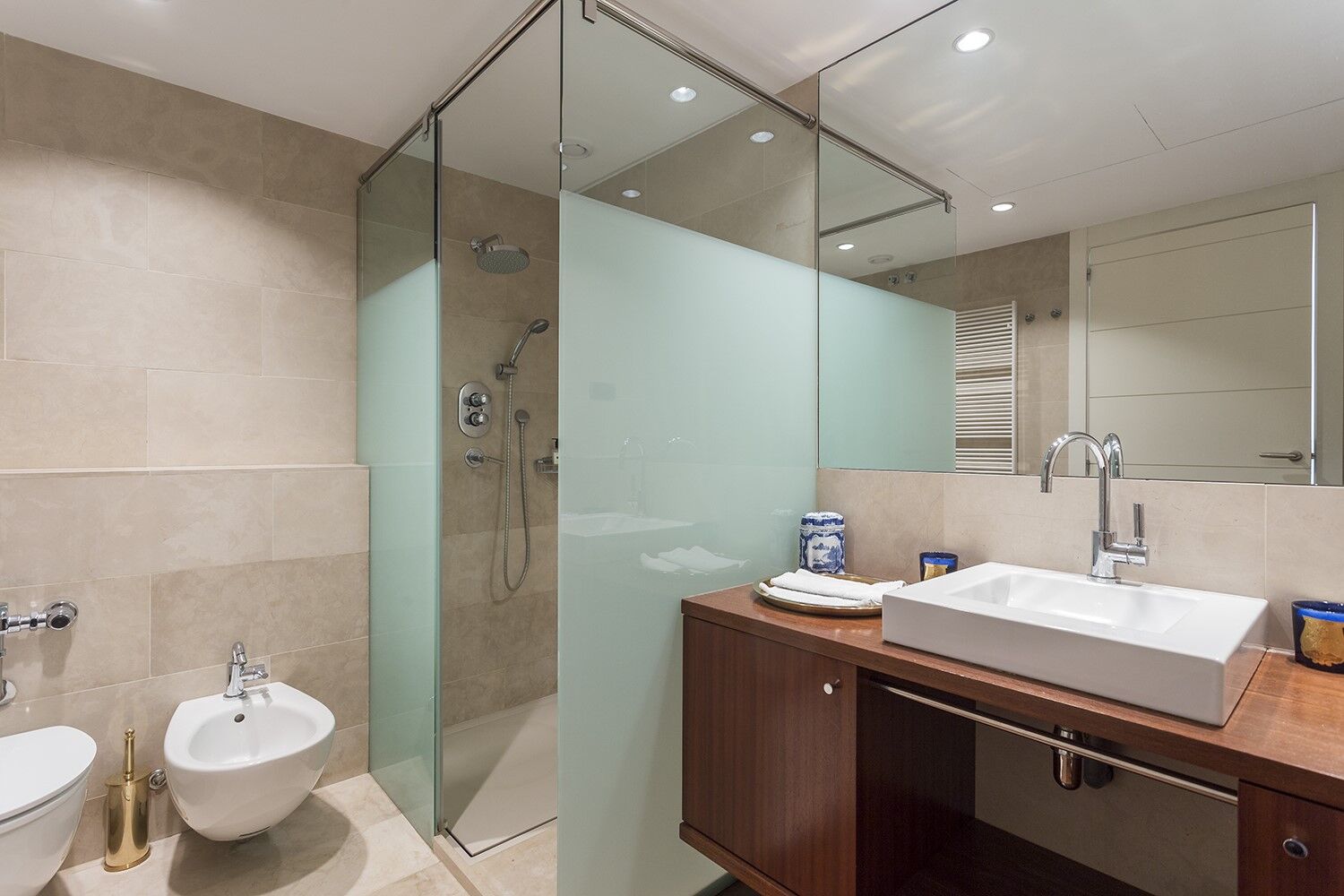 Stunning modern house with breathtaking panoramic views of the city