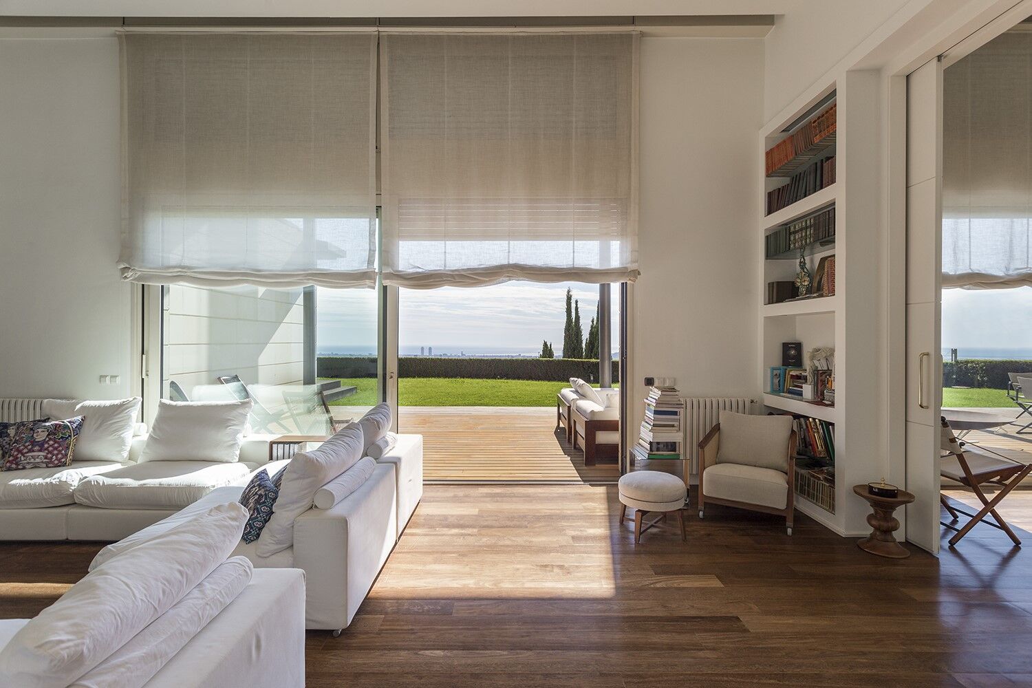 Stunning modern house with breathtaking panoramic views of the city
