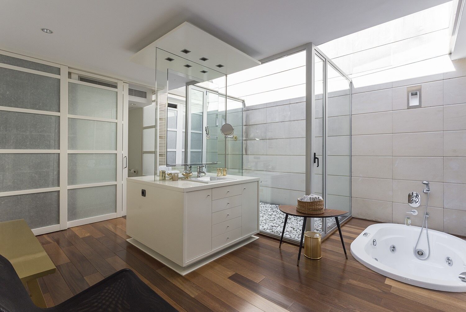 Stunning modern house with breathtaking panoramic views of the city