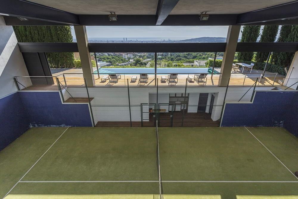 Stunning modern house with breathtaking panoramic views of the city