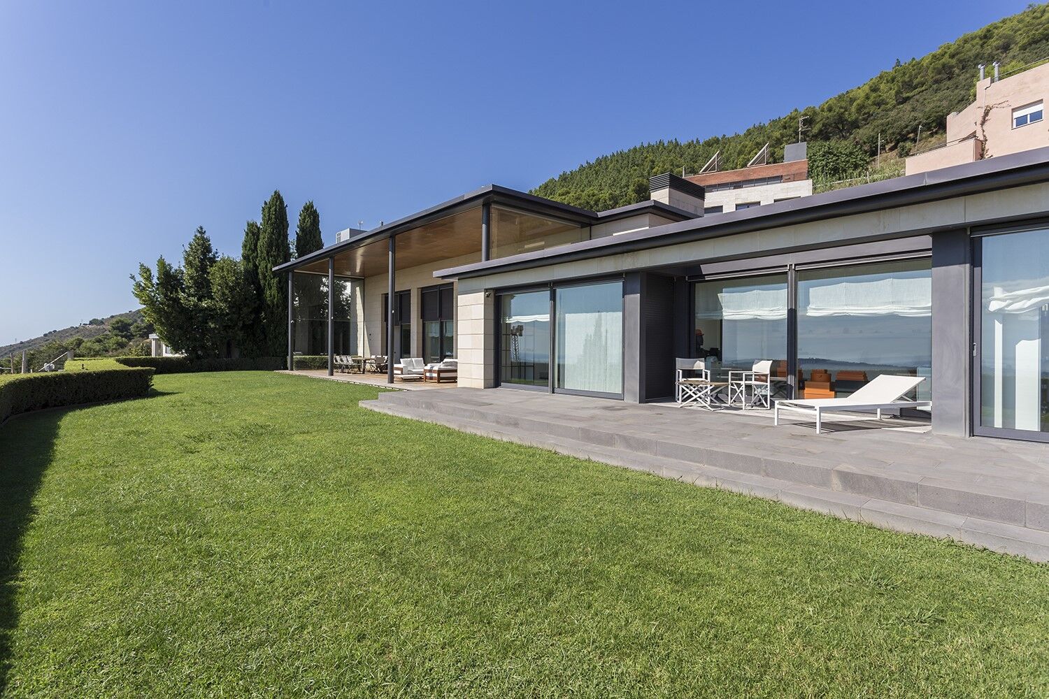 Stunning modern house with breathtaking panoramic views of the city