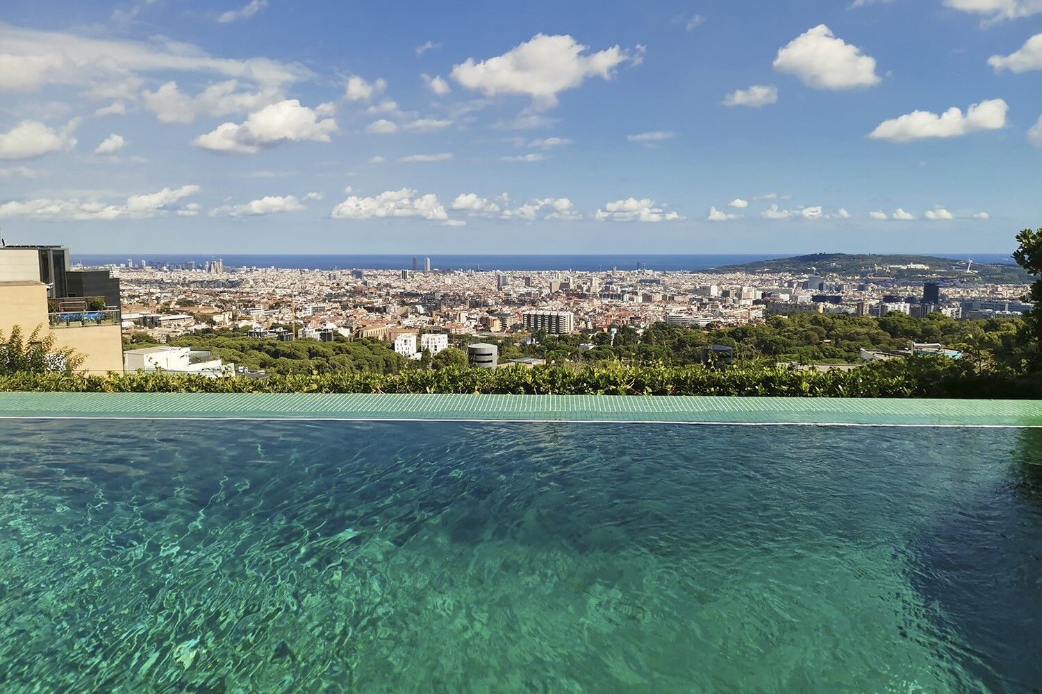 Espectacular casa moderna con fantásticas vistas panorámicas de la ciudad.